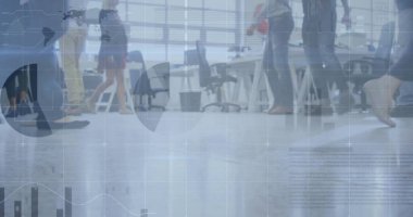 Ofisteki çeşitli iş adamlarıyla ilgili finansal veri işleme resmi. Küresel finans, iş, bağlantılar, hesaplama ve veri işleme kavramı dijital olarak oluşturuldu.