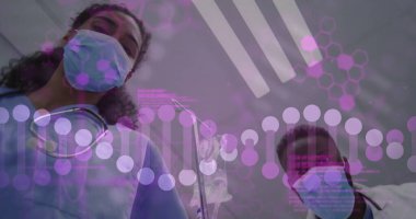 Yüz maskeli çeşitli doktorların üzerinde DNA ipliği ve veri işleme imgesi. Tıp, bilim ve dijital arayüz kavramı dijital olarak oluşturulmuş görüntü.