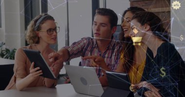 Ofiste tablet kullanan Kafkas meslektaşlarının medya simgeleri. Küresel iş ve dijital arayüz kavramı dijital olarak oluşturulmuş görüntü.