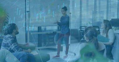 Muhtelif meslektaşların ofiste toplanmasıyla ilgili finansal veri işleme resmi. Küresel iş, finans, hesaplama ve dijital arayüz kavramı dijital olarak oluşturuldu.