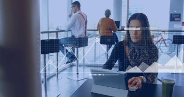 Tablet kullanan beyaz iş kadınının dijital veri işleme görüntüsü. Küresel finans, iş, bağlantılar, hesaplama ve veri işleme kavramı dijital olarak oluşturuldu.