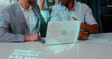 İkili kod görüntüsü, iş adamlarının dizüstü bilgisayarda iş görüşmesi üzerine. Teknoloji, yenilik, takım çalışması, dijital, veri, kodlama