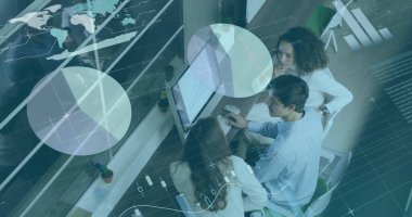 Ofisteki çeşitli iş adamlarıyla ilgili finansal veri işleme resmi. Küresel finans, iş, bağlantılar, hesaplama ve veri işleme kavramı dijital olarak oluşturuldu.