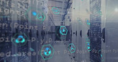 Bilgisayar sunucuları üzerinden eko simgelerin ve dijital veri işlemlerinin resmi. Dijital olarak oluşturulmuş küresel bağlantılar, hesaplama ve veri işleme kavramı.