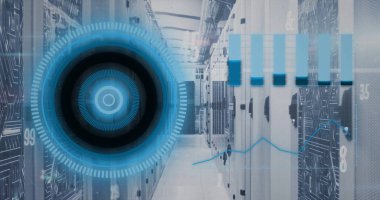 Bilgisayar sunucuları üzerinden tarama ve veri işleme görüntüsü. Küresel finans, iş, bağlantılar, hesaplama ve veri işleme kavramı dijital olarak oluşturuldu.