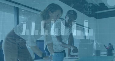 Bilgisayardaki verileri analiz etmek, finansal tabloları olan iş adamları. veri analizi, takım çalışması, işbirliği, finans, analitik, teknoloji