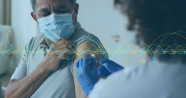 Aşı alıyorum, maskeli yaşlı bir adam ve hemşire, veri dalgaları görüntüsü. Sağlık, güvenlik, salgın, covid-19, teknoloji, bağışıklık