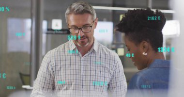 Ofiste iş tartışan çeşitli meslektaşların veri işleme görüntüsü. Küresel iş ve dijital arayüz kavramı dijital olarak oluşturulmuş görüntü.