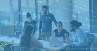 Muhtelif meslektaşların ofiste toplanmasıyla ilgili finansal veri işleme resmi. Küresel iş, finans, hesaplama ve dijital arayüz kavramı dijital olarak oluşturuldu.