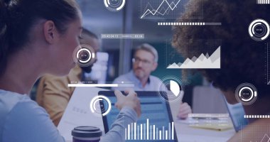 Ofisteki çeşitli iş adamlarıyla ilgili finansal veri işleme resmi. Küresel finans, iş, bağlantılar, hesaplama ve veri işleme kavramı dijital olarak oluşturuldu.