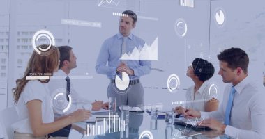 Ofiste iş tartışması yapan çeşitli meslektaşların mali veri işleme görüntüsü. Küresel iş, finans, hesaplama ve dijital arayüz kavramı dijital olarak oluşturuldu.