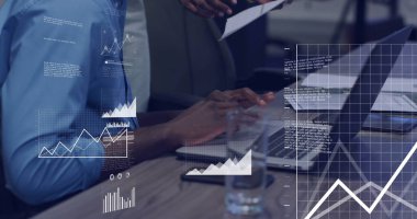 Ofisteki çeşitli iş adamlarıyla ilgili finansal veri işleme resmi. Küresel finans, iş, bağlantılar, hesaplama ve veri işleme kavramı dijital olarak oluşturuldu.