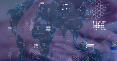 Dünya haritası ve beyaz adamın ellerini yıkadığı veri işleme resmi. Küresel bağlantılar, bulut hesaplama ve veri işleme kavramı dijital olarak oluşturulmuş resim.