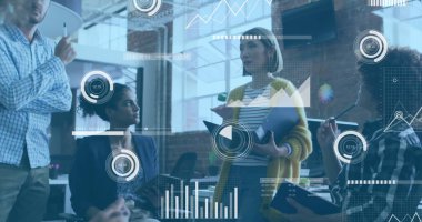 Muhtelif meslektaşların ofiste toplanmasıyla ilgili finansal veri işleme resmi. Küresel iş, finans ve dijital arayüz kavramı dijital olarak oluşturulmuş görüntü.