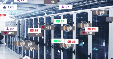 Bilgisayar sunucuları üzerinde dijital simgeler ve veri işleme resimleri. Dijital olarak oluşturulmuş küresel bağlantılar, hesaplama ve veri işleme kavramı.