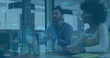 Ofisteki çeşitli iş adamlarıyla ilgili finansal veri işleme resmi. Küresel finans, iş, bağlantılar, hesaplama ve veri işleme kavramı dijital olarak oluşturuldu.