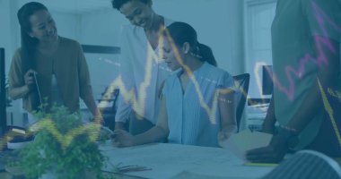 Veri işleme ve çeşitli meslektaşların ofiste konuştuğu diyagramların görüntüsü. İş, teknoloji ve dijital arayüz kavramı dijital olarak oluşturuldu.