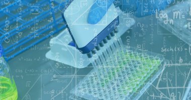 Sıvıyı kuyulara dökmek, bilimsel denklemler laboratuvar ekipmanları üzerinden görüntü almak. Bilim, araştırma, deney, biyoteknoloji, kimya, analiz