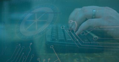 Klavye kullanan beyaz bir kadının üzerinde dürbün ve devre kartı. Küresel finans, iş, bağlantılar, hesaplama ve veri işleme kavramı dijital olarak oluşturuldu.