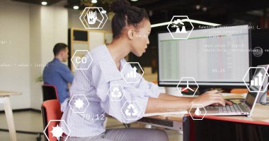 Ofiste çalışan çeşitli meslektaşların medya simgeleri ve veri işleme resimleri. Teknoloji, iş ve dijital arayüz kavramı dijital olarak oluşturulmuş görüntü.