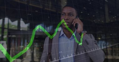 Akıllı telefon kullanan iki ırklı iş adamının veri işleme ve diyagramlarının görüntüsü. İş, teknoloji ve dijital arayüz kavramı dijital olarak oluşturuldu.