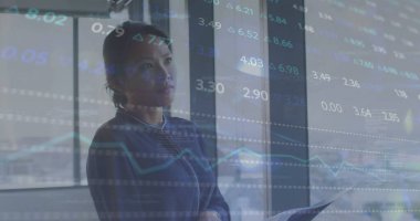 Asyalı iş kadınıyla ilgili finansal veri işleme resmi. Küresel finans, iş, bağlantılar, hesaplama ve veri işleme kavramı dijital olarak oluşturuldu.