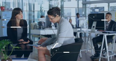 Ofisteki çeşitli iş adamlarıyla ilgili finansal veri işleme resmi. Küresel finans, iş, bağlantılar, hesaplama ve veri işleme kavramı dijital olarak oluşturuldu.