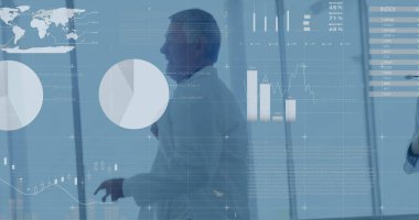 Kafkas erkek doktor üzerinde veri işleme ve diyagramlar. Teknoloji, tıp ve dijital arayüz kavramı dijital olarak oluşturulmuş görüntü.