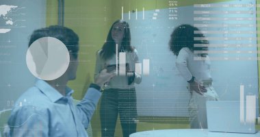 Ofisteki çeşitli iş adamlarıyla ilgili finansal veri işleme resmi. Küresel finans, iş, bağlantılar, hesaplama ve veri işleme kavramı dijital olarak oluşturuldu.