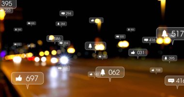 Gece kenti üzerindeki medya simgeleri. Küresel iş ve dijital arayüz kavramı dijital olarak oluşturulmuş görüntü.