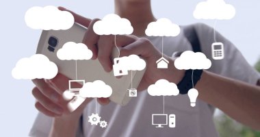 Akıllı telefon kullanan beyaz adamın medya simgelerinin görüntüsü. Teknoloji ve dijital arayüz kavramı dijital olarak oluşturuldu.