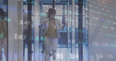 Çeşitli iş adamlarının yürüyüp kutlama yapması üzerine diyagramların ve borsanın görüntüsü. Küresel iş ve dijital arayüz kavramı dijital olarak oluşturulmuş görüntü.