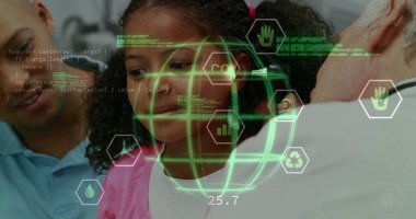 Melez çocukların üzerinde enerji simgeleri ve veri işleme imgeleri. Eğitim, çevre, dijital arayüz, bağlantı ve iletişim, dijital olarak oluşturulmuş görüntü.