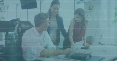 Ofisteki çeşitli iş adamlarıyla ilgili finansal veri işleme resmi. Küresel finans, iş, bağlantılar, hesaplama ve veri işleme kavramı dijital olarak oluşturuldu.