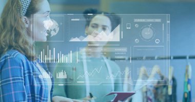 Ofisteki çeşitli iş adamlarıyla ilgili finansal veri işleme resmi. Küresel finans, iş, bağlantılar, hesaplama ve veri işleme kavramı dijital olarak oluşturuldu.