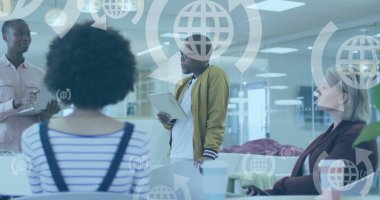 Ofisteki çeşitli iş adamları üzerinde çalışan dünya simgeleri ve veri işleme imgeleri. Küresel finans, iş, bağlantılar, hesaplama ve veri işleme kavramı dijital olarak oluşturuldu.