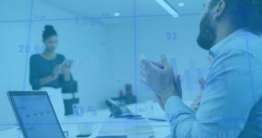 Ofisteki çeşitli iş adamlarıyla ilgili finansal veri işleme resmi. Küresel finans, iş, bağlantılar, hesaplama ve veri işleme kavramı dijital olarak oluşturuldu.