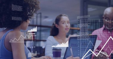 Ofisteki çeşitli iş adamlarıyla ilgili finansal veri işleme resmi. Küresel finans, iş, bağlantılar, hesaplama ve veri işleme kavramı dijital olarak oluşturuldu.