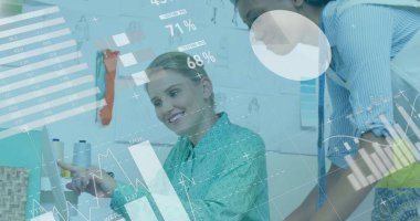 Ofisteki çeşitli iş adamlarıyla ilgili finansal veri işleme resmi. Küresel finans, iş, bağlantılar, hesaplama ve veri işleme kavramı dijital olarak oluşturuldu.