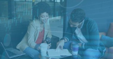 Ofisteki çeşitli iş adamlarıyla ilgili finansal veri işleme resmi. Küresel finans, iş, bağlantılar, hesaplama ve veri işleme kavramı dijital olarak oluşturuldu.