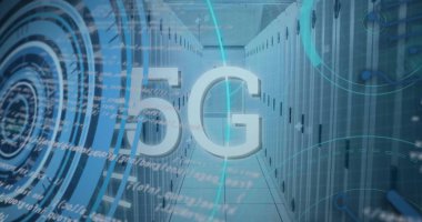 Bilgisayar sunucuları üzerinden dijital veri işleme resmi. Dijital olarak oluşturulmuş küresel bağlantılar, hesaplama ve veri işleme kavramı.