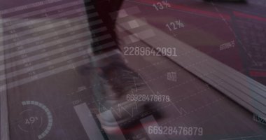 Koşu bandında yürüyen bir adamın mali veri işleme görüntüsü. Küresel finansman, spor, bilgisayar ve dijital arayüz kavramı dijital olarak oluşturulmuş görüntü.
