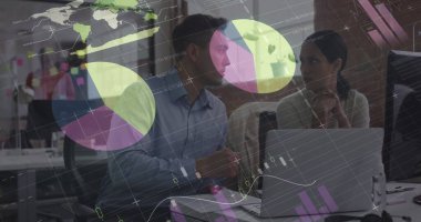 Ofis ortamında veri tabloları ve grafiklerle yapılan iş görüşmesi. takım, işbirliği, planlama, strateji, analiz, tartışma