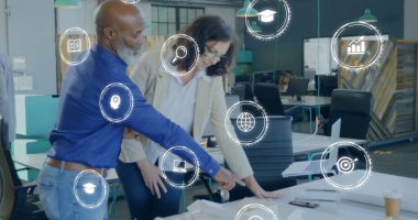 İş ikonları, iş arkadaşlarının modern ofiste belgeleri tartışması üzerine simgeler oluşturuyor. takım çalışması, işbirliği, toplantı, tartışma, strateji, planlama