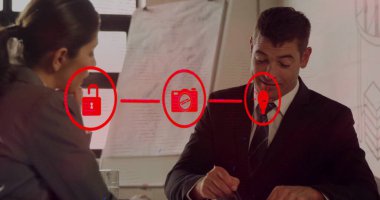 Toplantıda, Kafkas meslektaşlarının üzerindeki simgelerle olan bağlantı ağının görüntüsü. Teknoloji, iş ve dijital arayüz kavramı dijital olarak oluşturulmuş görüntü.