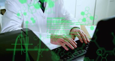 Kafkas erkek bilim adamının laboratuvarda bilimsel veri işleme görüntüsü. Küresel bilim, bağlantılar, hesaplama ve veri işleme kavramı dijital olarak oluşturulmuş görüntü.