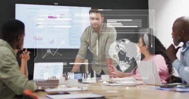 Muhtelif meslektaşların ofiste toplanmasıyla ilgili finansal veri işleme resmi. Küresel iş, finans ve dijital arayüz kavramı dijital olarak oluşturulmuş görüntü.