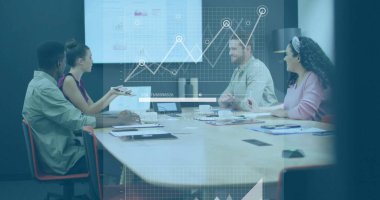 Toplantıda farklı iş adamlarının veri işleme görüntüsü. Küresel iş, takım çalışması ve dijital arayüz kavramı dijital olarak oluşturulmuş görüntü.