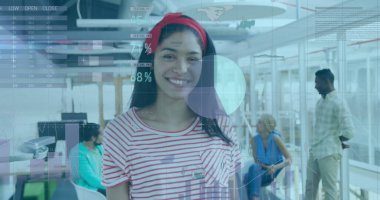 Ofisteki Kafkasyalı mutlu iş kadınının finansal veri işleme görüntüsü. Küresel finans, iş, bağlantılar, hesaplama ve veri işleme kavramı dijital olarak oluşturuldu.