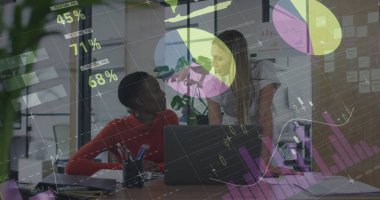 Mali veri tabloları ve pasta grafikleri ofiste çalışan iş adamlarının imajını gösteriyor. Finans, analitik, takım çalışması, şirket, strateji, teknoloji